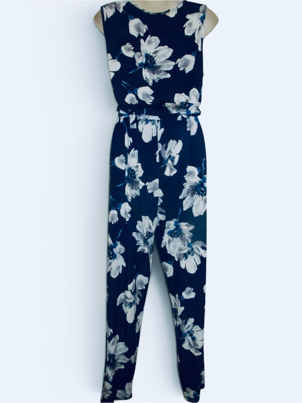 VENUS-Sleeveless Navy Floral Jumpsuit with Tie Waist - Picture 6 of 9